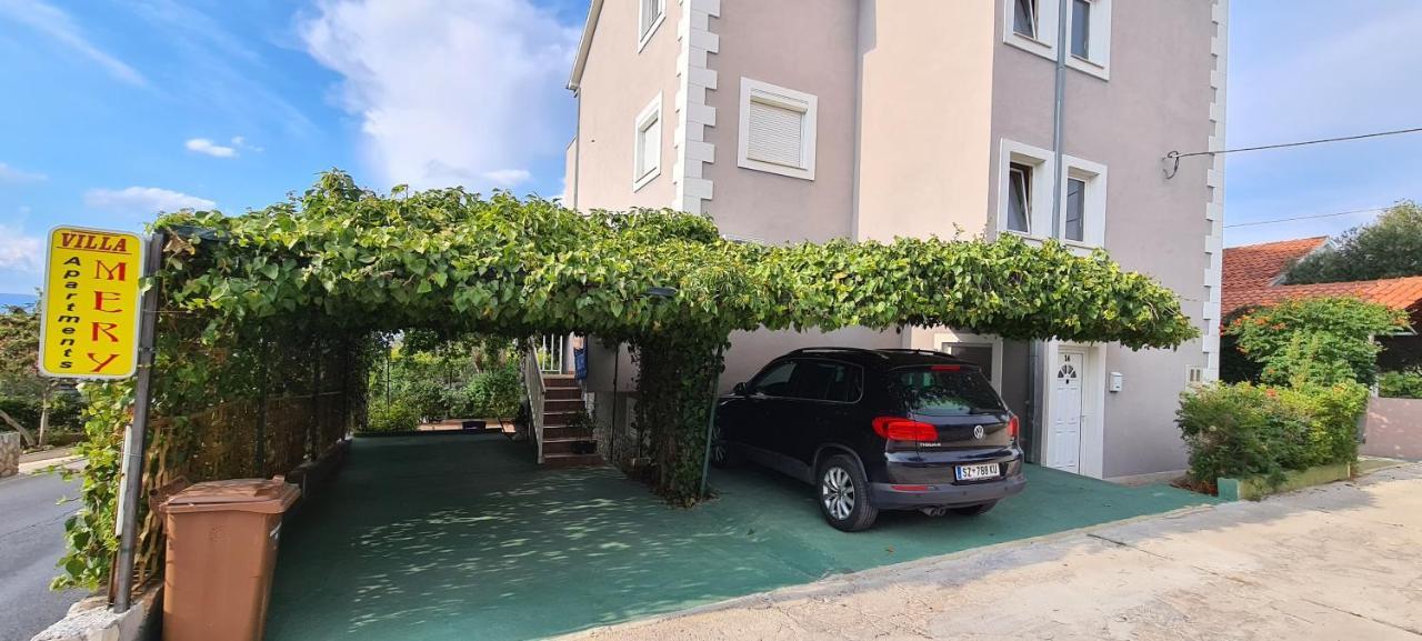 Apartments Mery Supetar Exterior photo