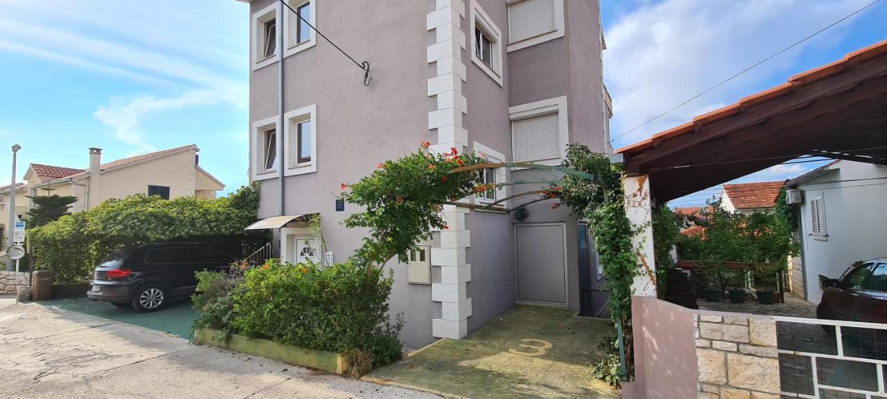 Apartments Mery Supetar Exterior photo