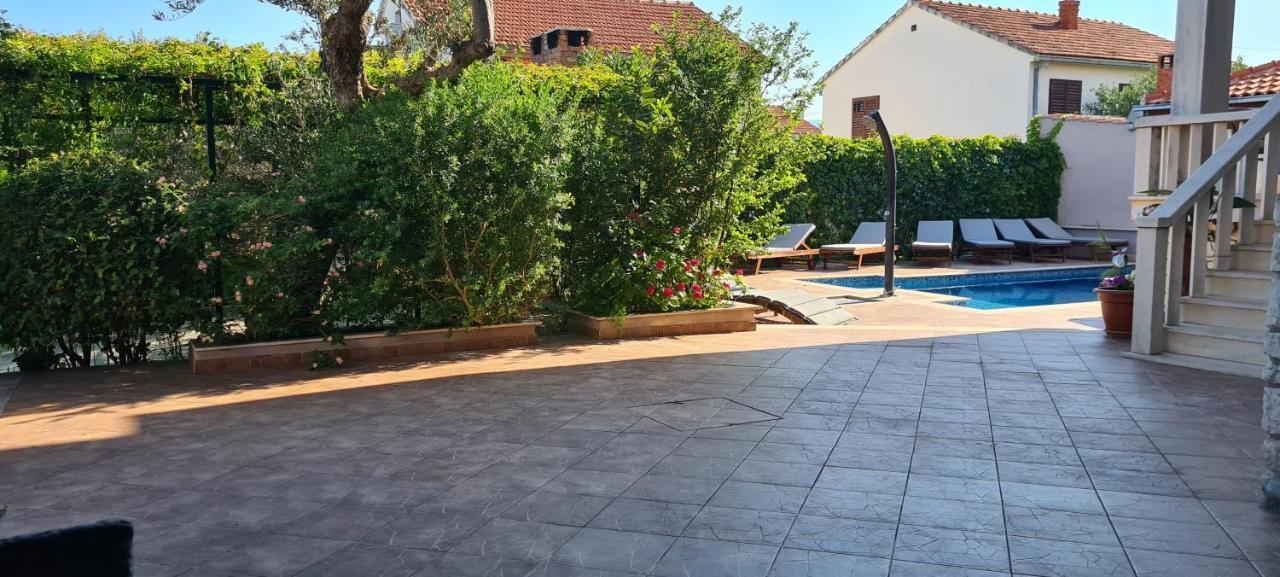 Apartments Mery Supetar Exterior photo