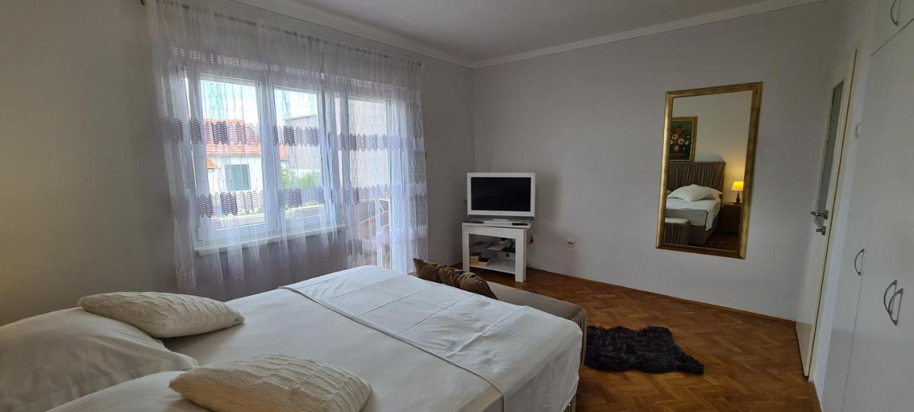 Apartments Mery Supetar Exterior photo