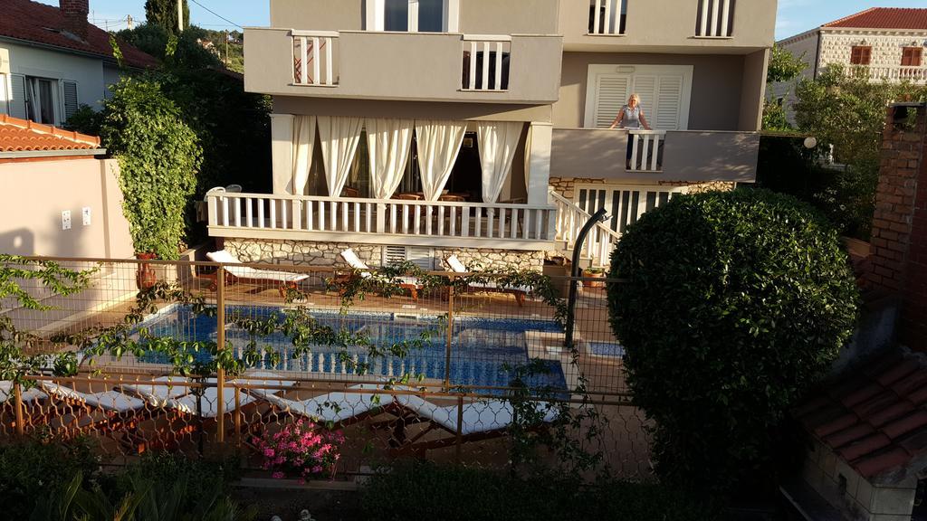 Apartments Mery Supetar Exterior photo