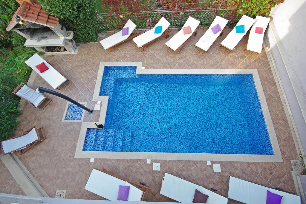 Apartments Mery Supetar Exterior photo