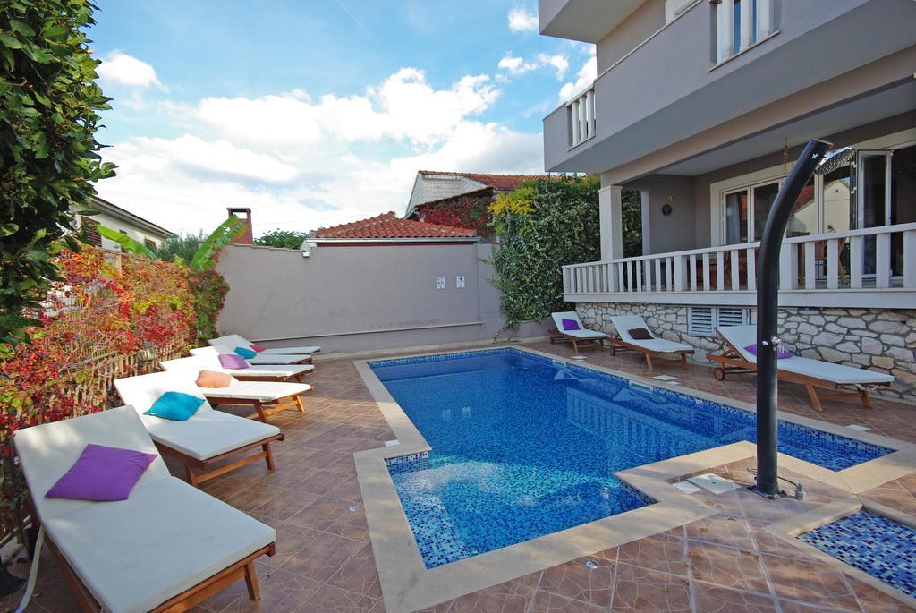 Apartments Mery Supetar Exterior photo