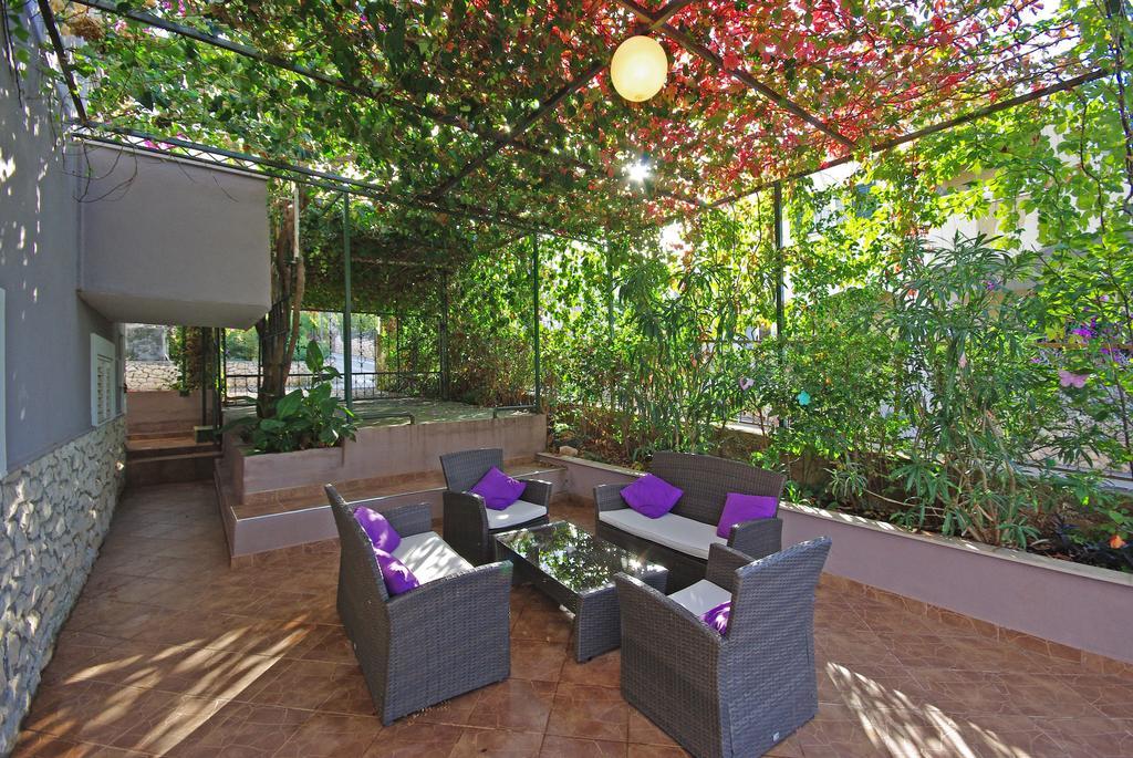 Apartments Mery Supetar Exterior photo