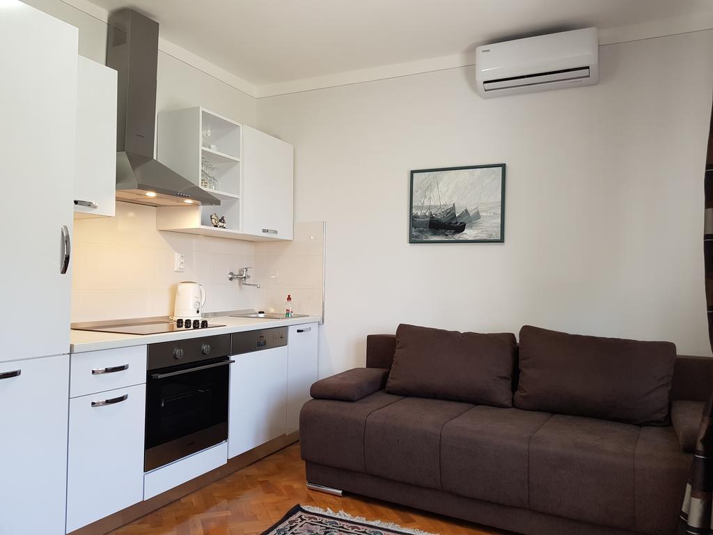 Apartments Mery Supetar Exterior photo